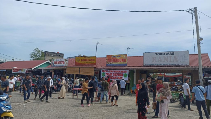 Pedagang dan Mahasiswa Demo Tuntut Pembukaan U-Turn di Depan Pasar Cik Puan