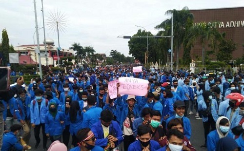 Ratusan Aparat Keamanan dan Satpol PP Riau Kawal Demonstran UU Cipta Kerja di Riau