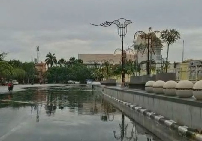 Hujan Deras, Jalan SSK Pekanbaru Tergenang Akibat Sampah Pedagang