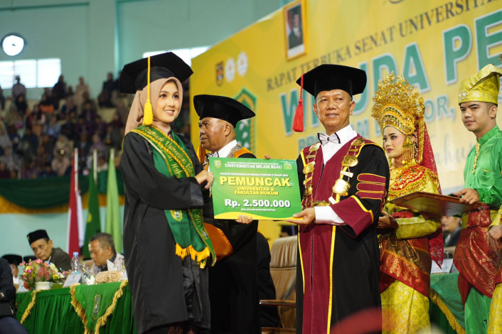 Harukan! Wisuda Terakhir Prof Syafrinaldi sebagai Rektor UIR Dihadiri Ribuan Wisudawan