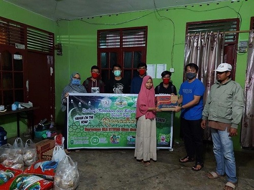 STIFAR Riau Bagikan Masker dan Gelar Sahur On The Road