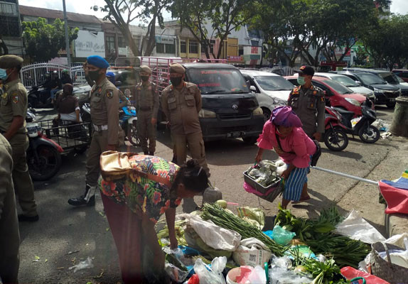 Satpol PP Pekanbaru Sudah Bertindak, Pedagang Masih Nekat Jualan di Trotoar