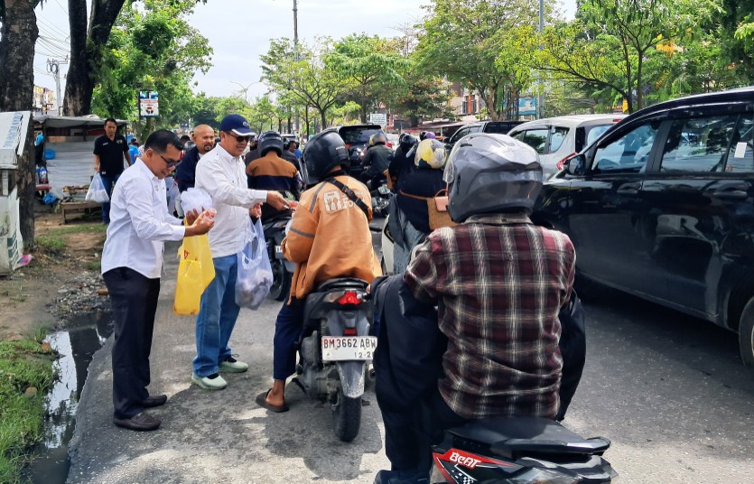 Jumat Berkah, PWI Riau Tebar Kebaikan dengan Membagikan Nasi Kotak di Pekanbaru