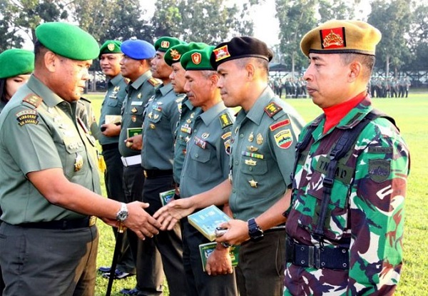 Jelang Pilkada Serentak 2018, Pangdam I/BB Bagi Buku Netralitas TNI kepada Prajurit