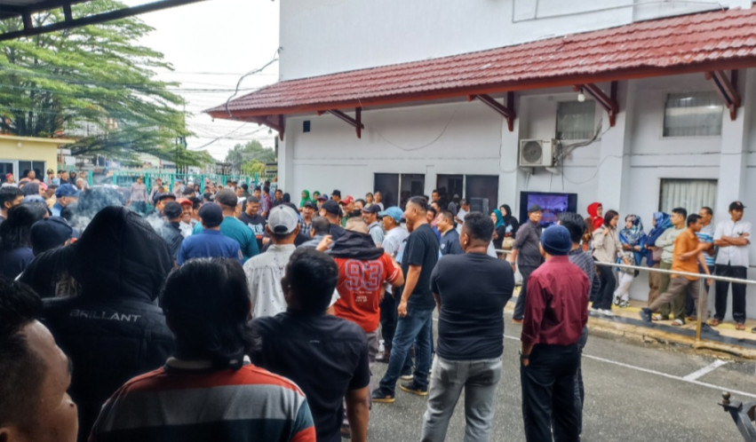 Vonis Abdul Wahid Hari Ini, Ratusan Pendukung Padati PN Pekanbaru, Brimob Siaga Ketat