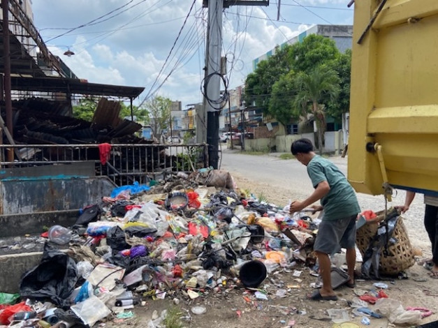Sampah Pekanbaru Tak Diangkut 4 Hari, Jalan Lili Berubah Jadi Gunung Sampah