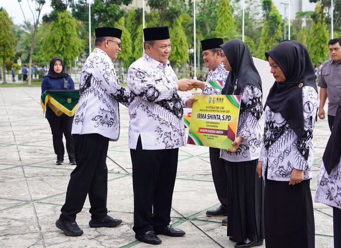 Guru Berprestasi di Riau Terima Hadiah Umrah, Irma Shinta Menangis Haru