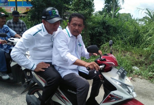 Diboncengi Naik Motor, Firdaus Tinjau Pembangunan Turap di Sungai Sialang