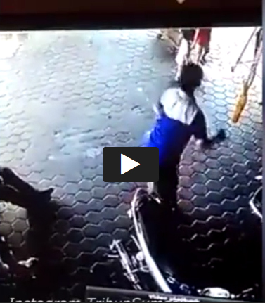 VIDEO: Ngeri!!! Telat Sedetik Saja Bocah ini Tertabrak Mobil