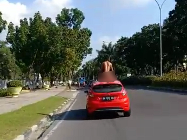 Selain Naik Kap Mobil, Pria Telanjang di Riau Mau Loncat dari Tower