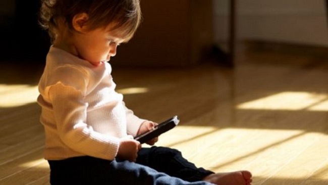 Hindari Penggunaan Smartphone Berlebihan Oleh Anak-anak