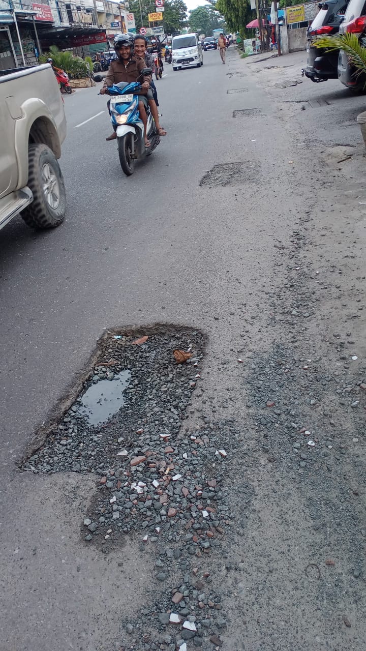 Berbulan-Bulan Tak Terurus, Lubang di Jalan Hang Tuah Jadi Bom Waktu Bagi Pengendara