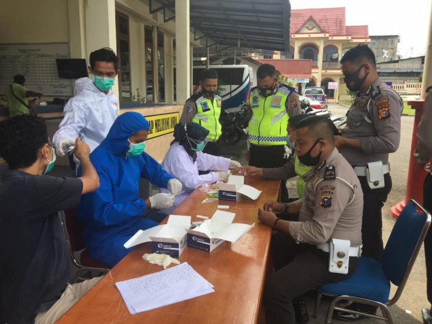 276 Personel Polres Rohul Jalani Rapid Test Sebelum Amankan Pendistribusian Logistik Pilkada