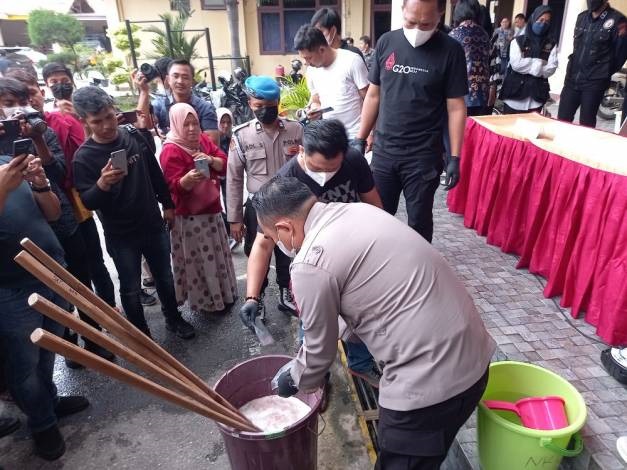 Tangkap 4 Tersangka Pengedar, Polisi Pekanbaru Musnahkan 4 Ribu Butir Ekstasi