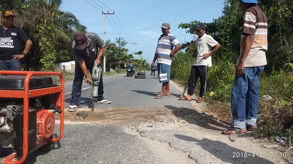 Dewan : Pemerintah Mesti Malu, Jalan Pesantren Diperbaiki Warga