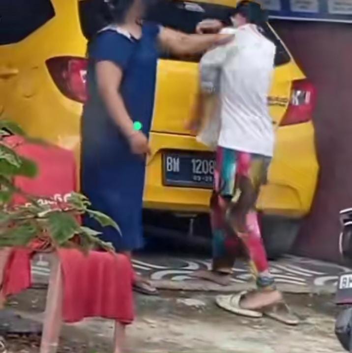 Viral! Gadis 18 Tahun di Kampar Disiksa Tante, Warga Geruduk dan Laporkan ke Polisi