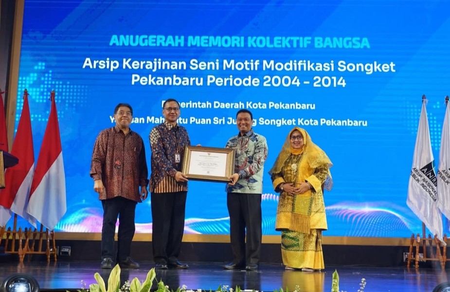 Kota Pekanbaru Terima Penghargaan Nasional atas Pelestarian Arsip Songket
