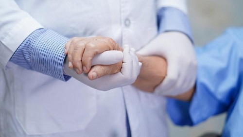 Terinfeksi Corona, Kakek-Nenek Ini Meninggal Sambil Berpegangan Tangan