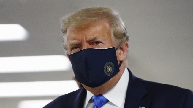 Trump Pakai Masker untuk Pertama Kali saat ke RS Militer