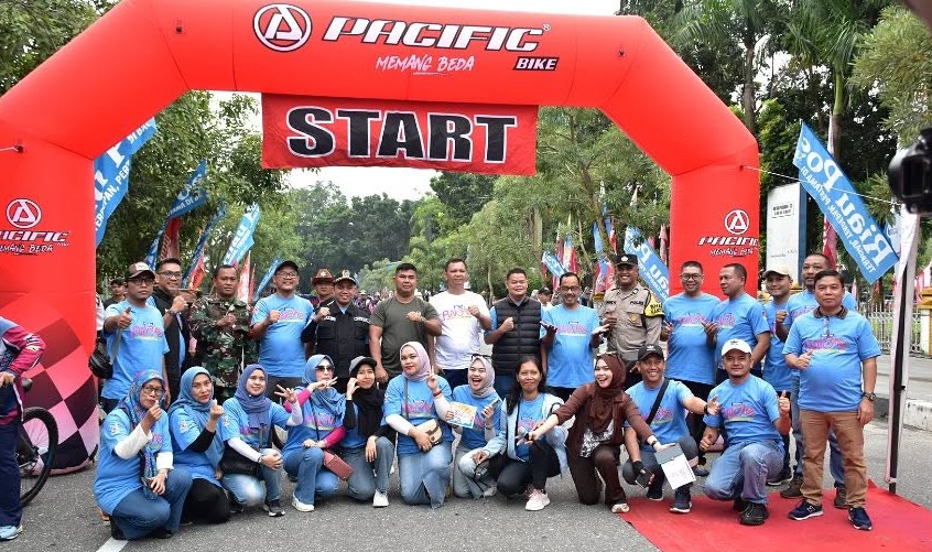 Ketua DPRD Pekanbaru Lepas Ribuan Peserta Riau Pos Fun Bike 2025, Semangat Mengayuh, Merajut Kebersamaan