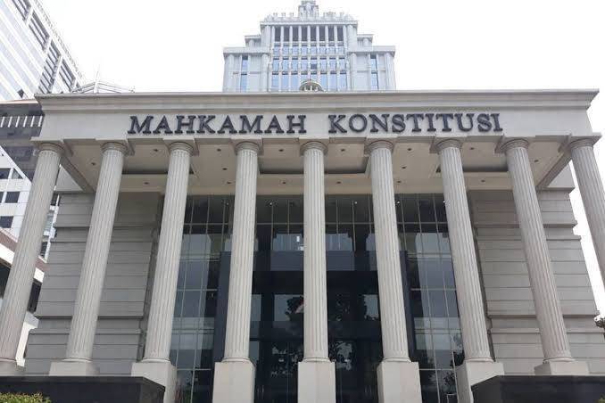 Mahkamah Konstitusi Membuka Peluang Prolongasi Masa Jabatan Gubernur Riau