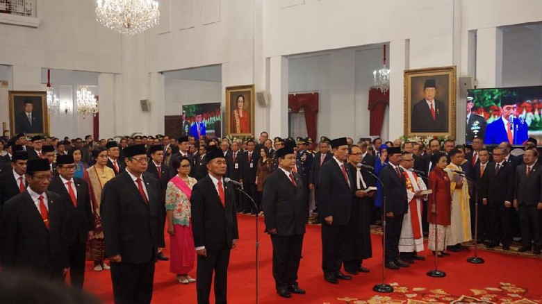 Dilantik Jokowi Jadi Menhan, Prabowo Didampingi Anaknya