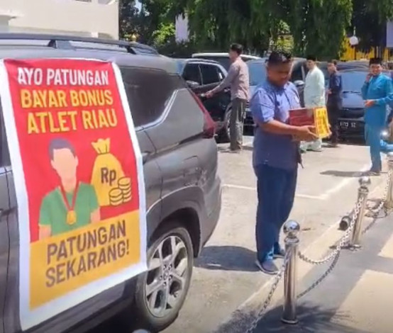 Bonus Atlet Tak Kunjung Dibayar, KSJ Riau Galang Dana di Depan Kantor Gubernur