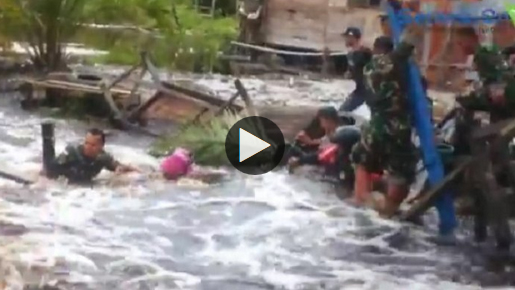 Video Detik-detik Anggota TNI Jatuh dan Terseret Arus Banjir saat Bantu Warga Korban Banjir