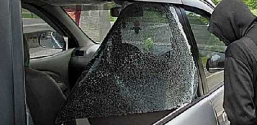 Braak! Bandit Pecah Kaca Beraksi di Parkiran Toko Jalan Tuanku Tambusai Pekanbaru, Tas dalam Mobil D