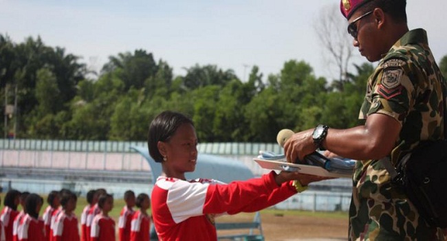 Siswi Cilik Bersiap Kibarkan Merah Putih di Perbatasan Indonesia