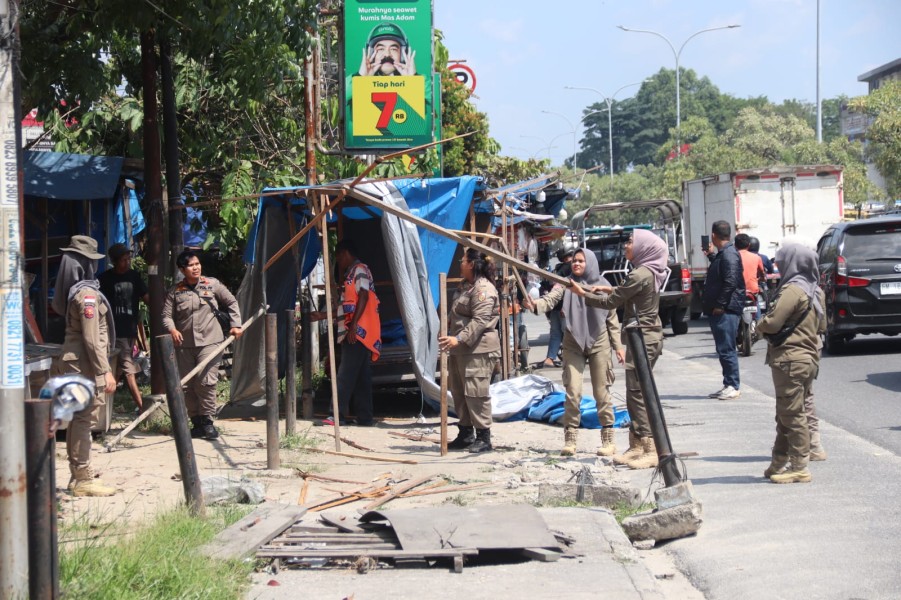 Penertiban PKL di Pekanbaru, Satpol PP Angkut Lapak dan Mobil Jualan