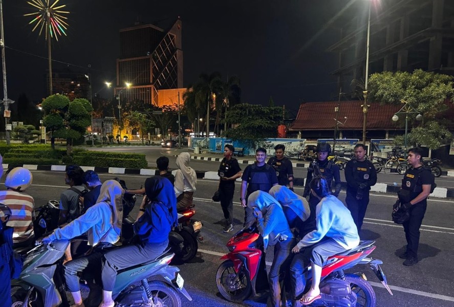 Aksi Berbahaya! Remaja Pekanbaru Berpose di Tengah Jalan Demi Konten Sosial Media