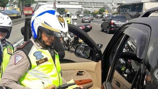 Todongkan Airsoft Gun di Tol, Pengemudi 'Koboi' Ditangkap Polisi