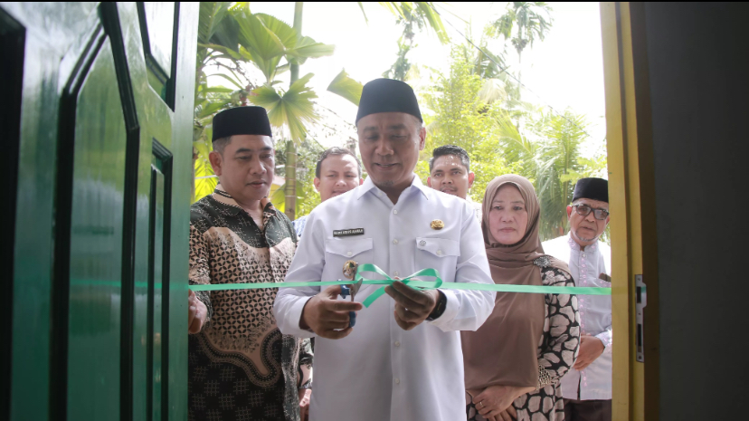 Wawako Markarius Anwar Salurkan Bantuan RLH Baznas Riau untuk Warga Bencah Lesung