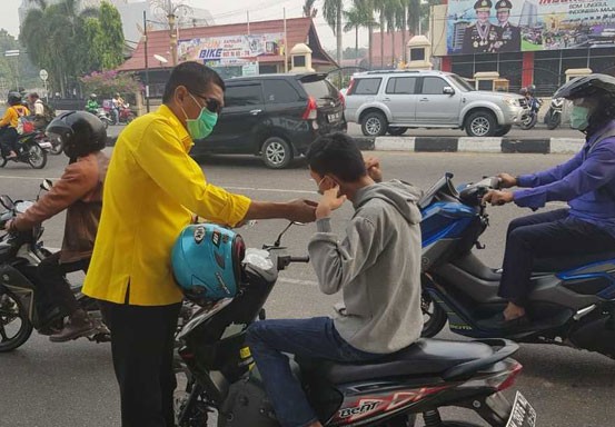 Kader Golkar Riau Turun ke Jalan Bagi-bagi 10 Ribu Masker ke Masyarakat