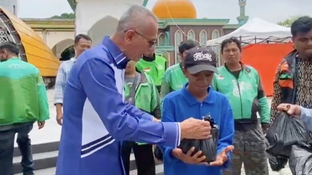 PAN-BM PAN Pekanbaru Gelar Jumat Berkah Depan Masjid Raya, Ojol Antusias Terima Paket Rezeki