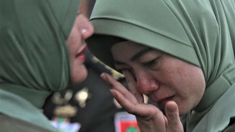 Tangis Istri dan Rangkulan Kolonel HS yang Dicopot dari Dandim Kendari